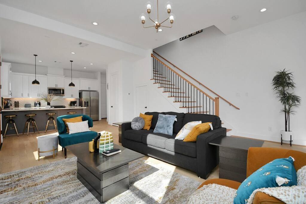 Blissful Getaway With Hot Tub & Backyard Near Downtown Casa vacanze