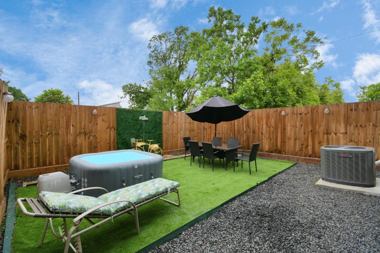 Blissful Getaway With Hot Tub & Backyard Near Downtown Casa vacanze *