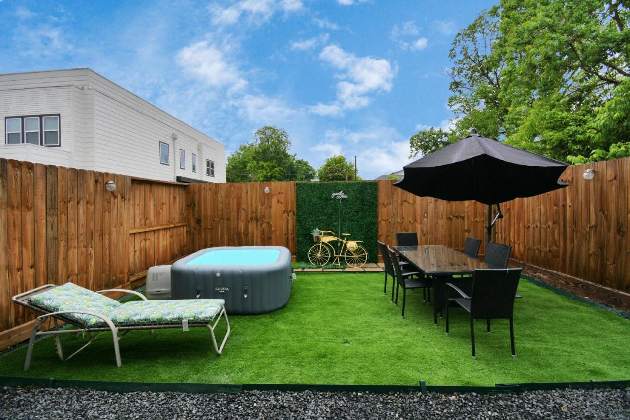 Blissful Getaway With Hot Tub & Backyard Near Downtown Casa vacanze *