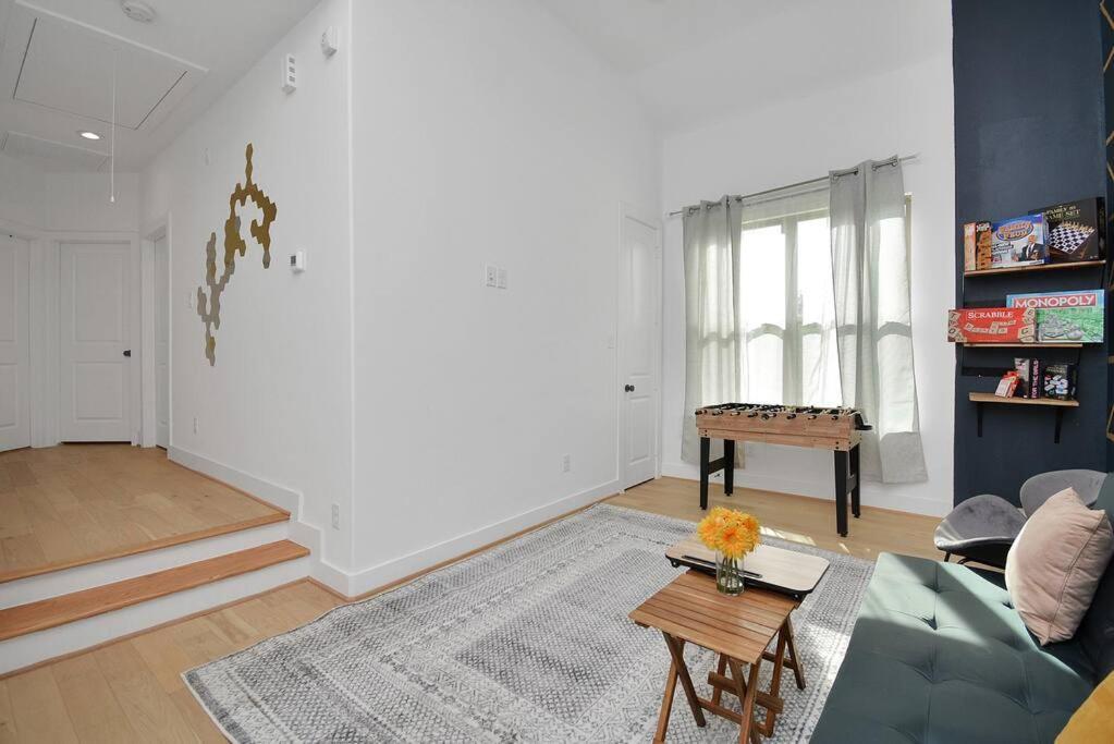 Blissful Getaway With Hot Tub & Backyard Near Downtown Ferienhaus *