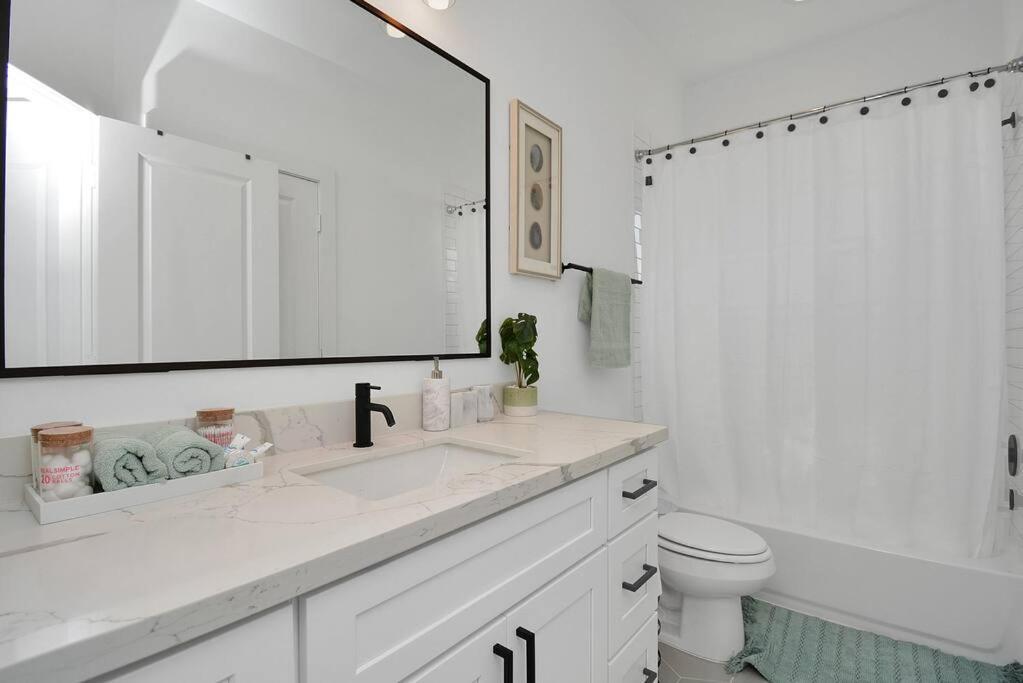 Blissful Getaway With Hot Tub & Backyard Near Downtown Holiday home